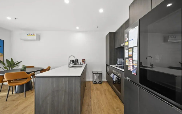 Refined 2-bed With Luxurious Building Amenities