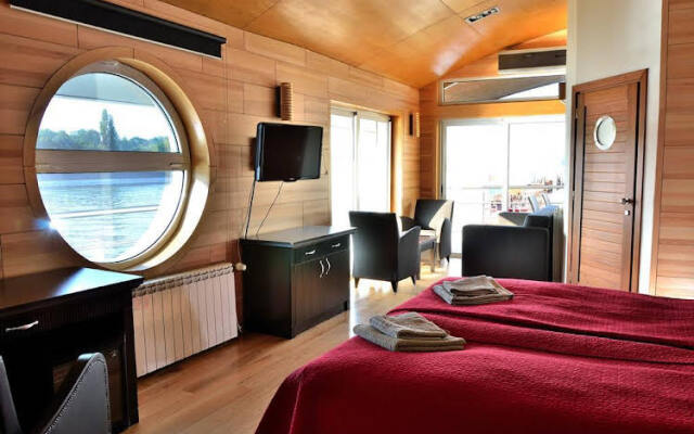 Vogue Apartments Room