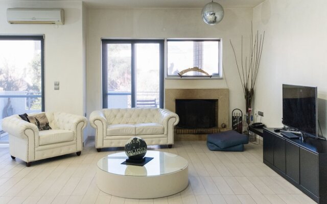 Thomis Beach Family Home Near the Sea