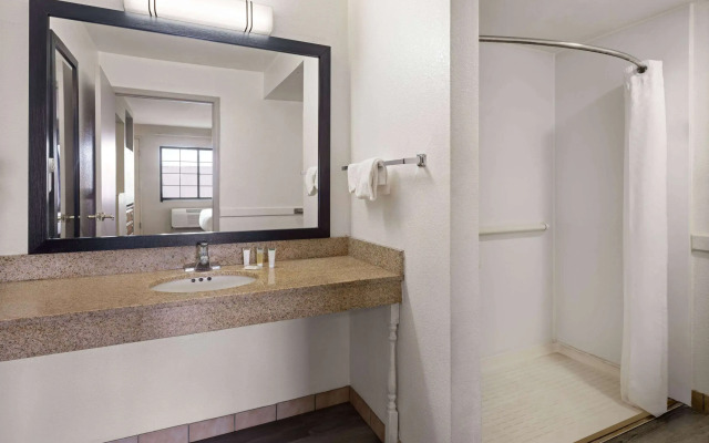 Days Inn & Suites by Wyndham Kokomo