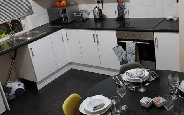 Cosy Apartment in Leeds Near Roundhay Park