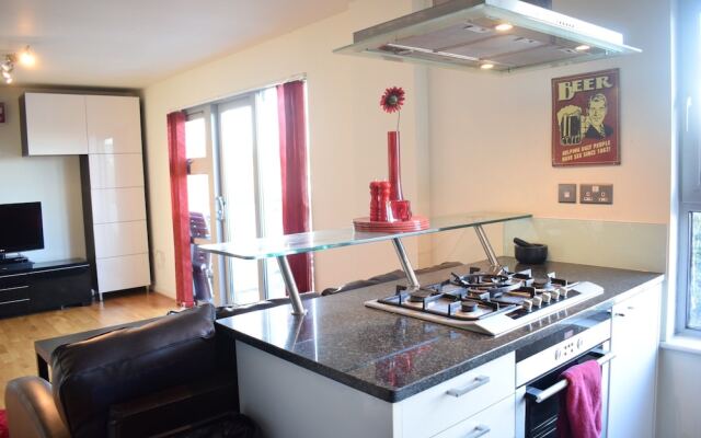 2 Bedroom Flat in North East London Sleeps 6