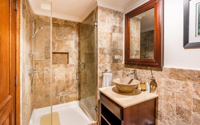 Classy Aquamarina Beachfront w Jacuzzi 6AB