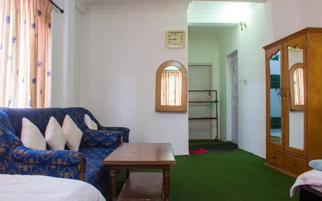 Giri Guest House