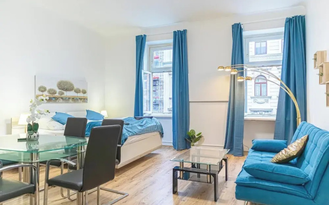 Elegant 2BR Apt Steps from Westbahnhof