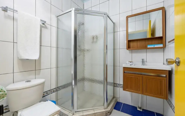 Poolside 1-bed Near Palm Beach