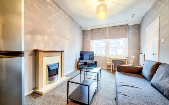 Old Town Edinburgh Apartment: Heart of the Action