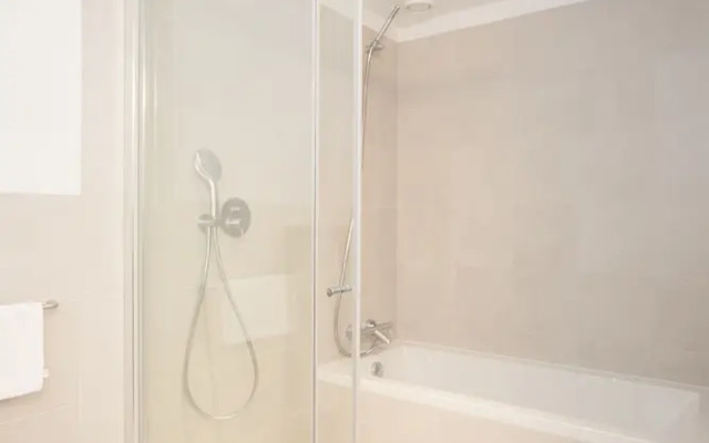 Liiiving - Modern & Glam Apartment J