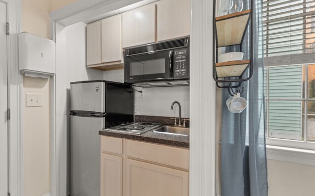 Tranquility with Garden & Heated Pool near King Street