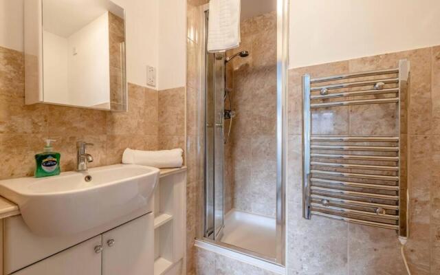 2 BED 2 BATH with PARKING NEAR PINEWOOD/WEXHAM HOSPITAL