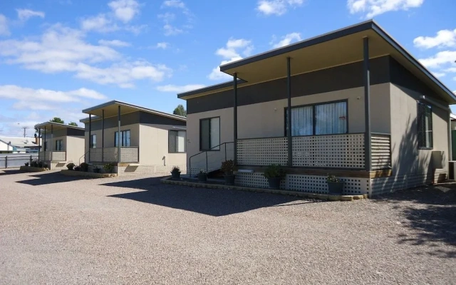 Oval Motel