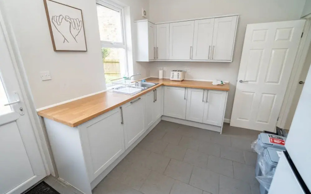 Family & Group Stay 5-bed Home, Parking