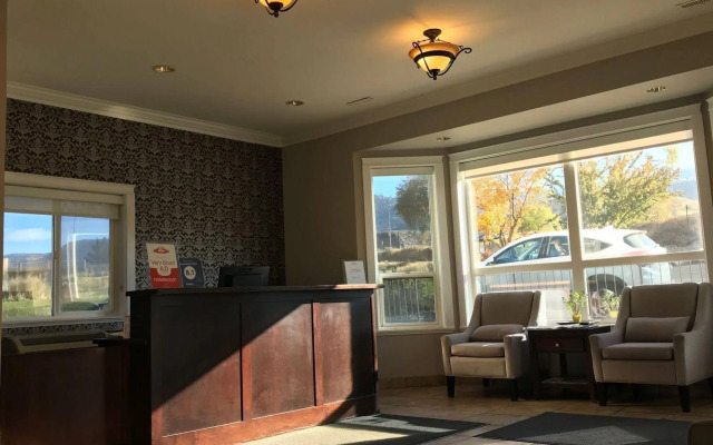 Riverland Inn & Suites