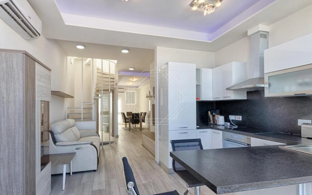 Seafront Penthouse Triplex- Roof Terrace & Hot Tub