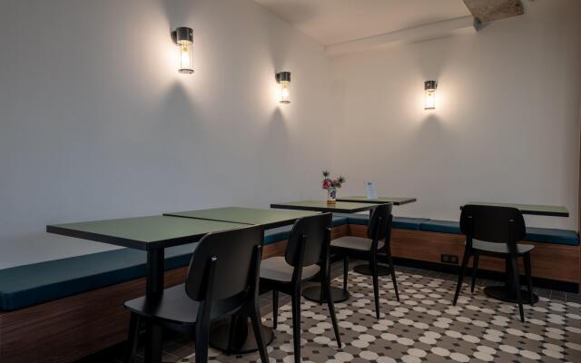 Beau M Paris Hostel