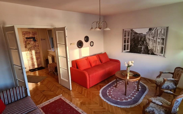 Windows City Apartment