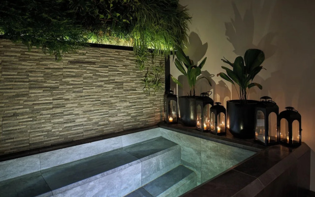 Singular Signature Residences