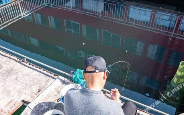 Lakeview Houseboat Hotel & Resort