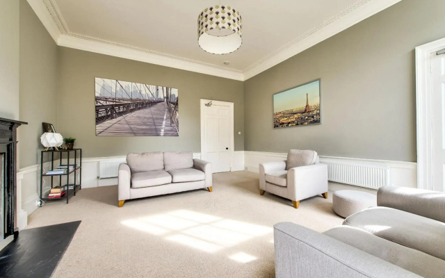 Bright and Spacious 4-bedroom Apart in Stockbridge