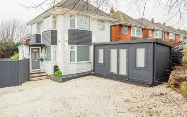 Private Gated Modern Home in Southampton - Estwood