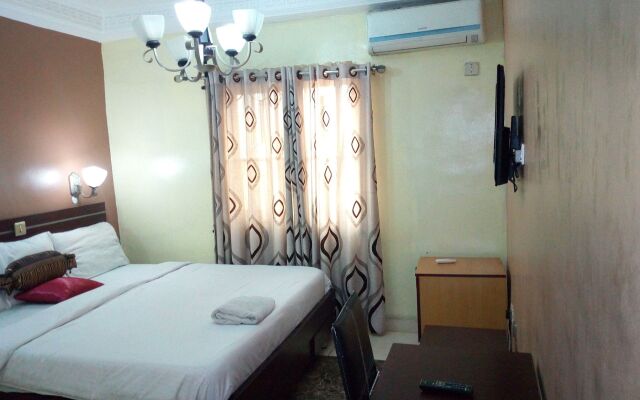 D'Czars Hotel & Suites
