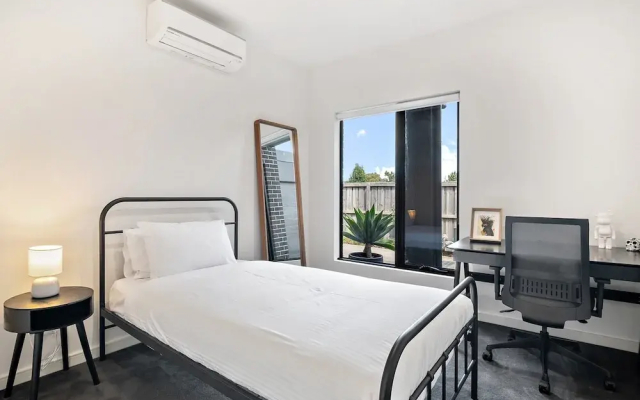Bright 2-bed Glenroy Home With Courtyard