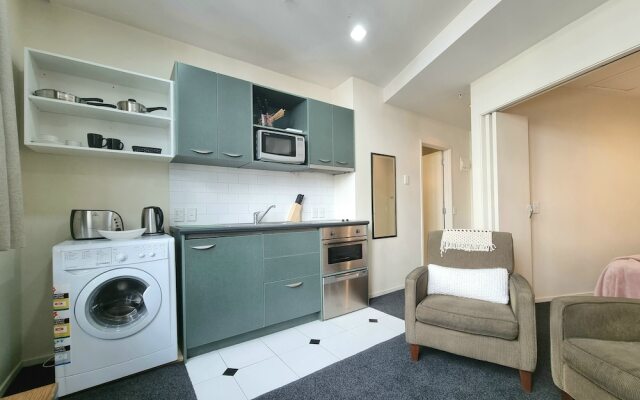 Bright & Cozy 1BR - Kitchen - Laundry
