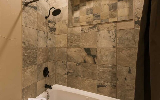 Sky Hawk Lodge - Four Bedroom Cabin