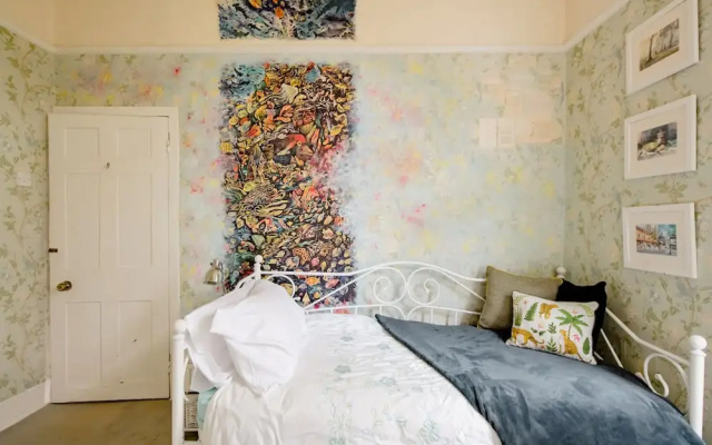 Billericay Georgian House, Sleeps 6 - Pet Friendly