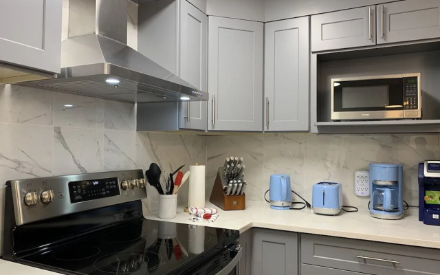 Lovely 1-Bedroom Condo with AC & Kitchen