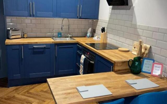 New! Stunning 1 bed Apt in West End