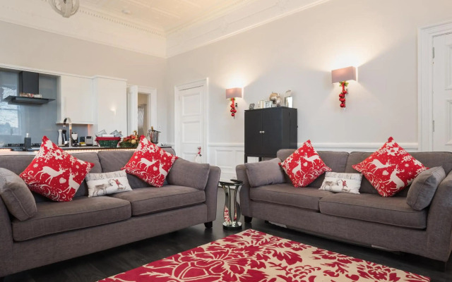 Marks At The Manor Luxury Riverside Apartments - Sleeps up to 4, with Parking and Sky TV