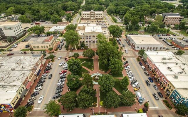 The Brownstone - 1 Block From Dtwn Square