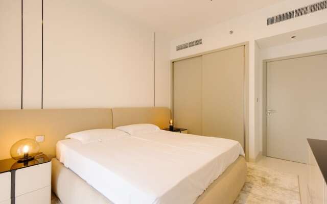 Luxurious Waterfront 1BR with Sea Views