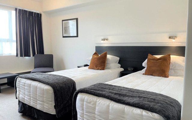 Bay Plaza Hotel