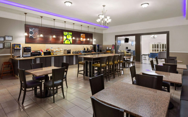 La Quinta Inn & Suites by Wyndham Deer Park