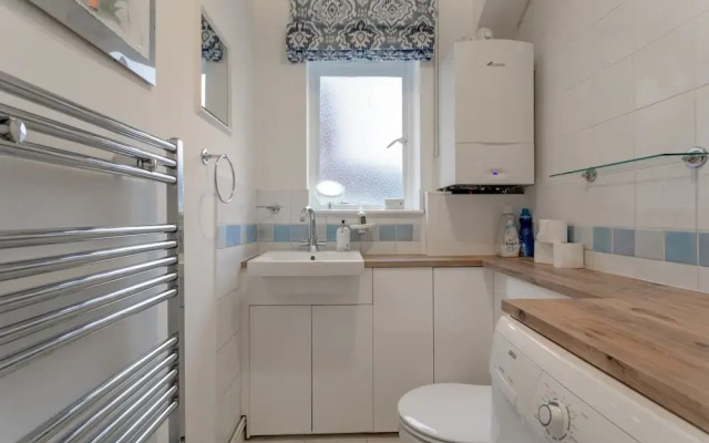 2 Bedroom Flat With Balcony In Chelsea