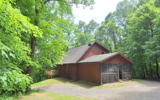 Sqyrls Nest - 3BR Retreat With a Hot Tub