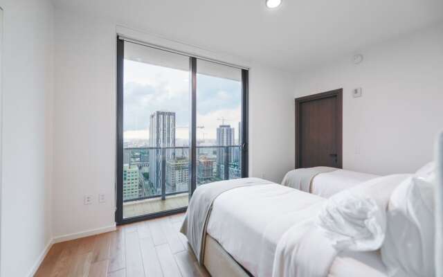 Amazing View Luxury Condo Near Bayside