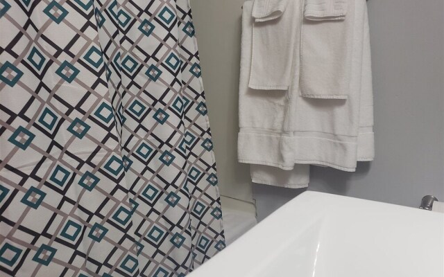 Apartment - 1064 College Street