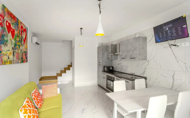 Elegant Apartment With Shared Pool