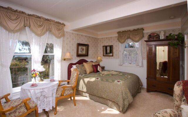 Headlands Inn Bed & Breakfast