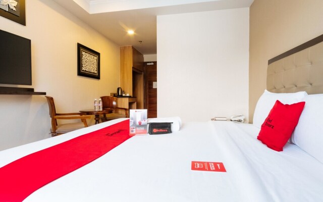 Aura One Hotel by RedDoorz