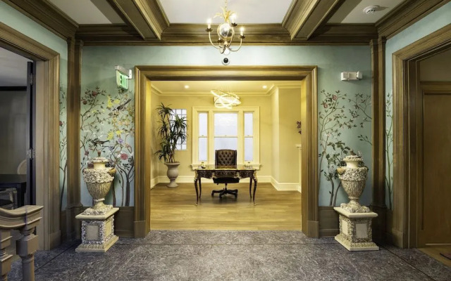 The Edward Hotel