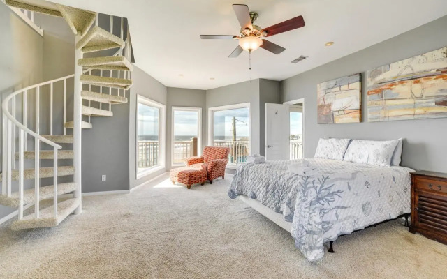 Oceanfront Galveston Beach House: Steps to Sand!