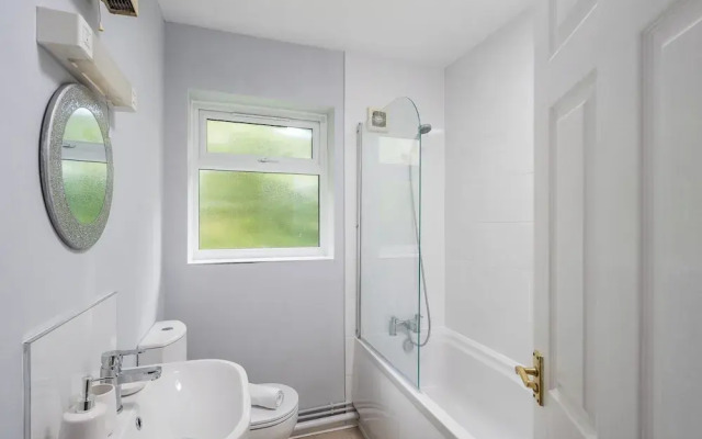 Modern 1-bedroom in Crawley With Free Parking