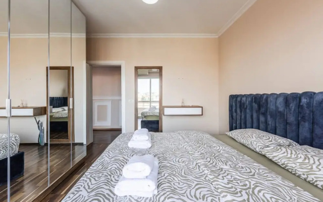 Spacious City-view Apartment Overlooking Shkod r