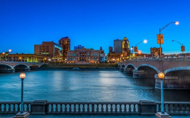 Holiday Inn Downtown - Mercy Area by IHG