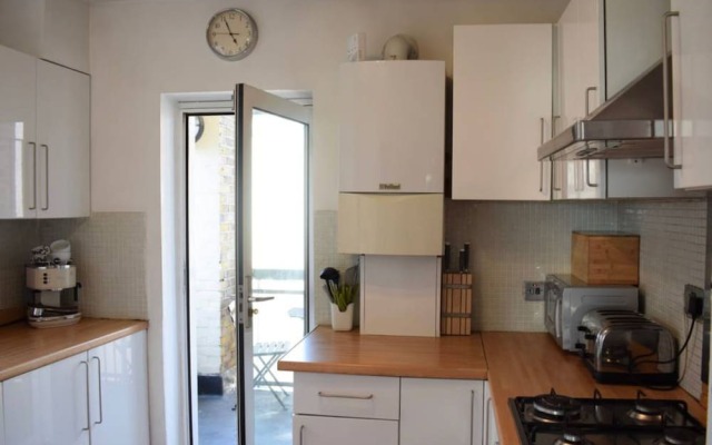 2 Bedrooms Apartment in Bethnal Green With City Views