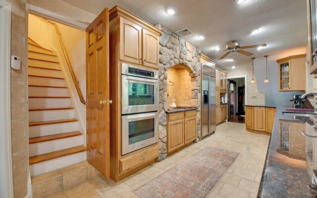 Hot Tub & Mtn Views: Expansive Hazleton Retreat